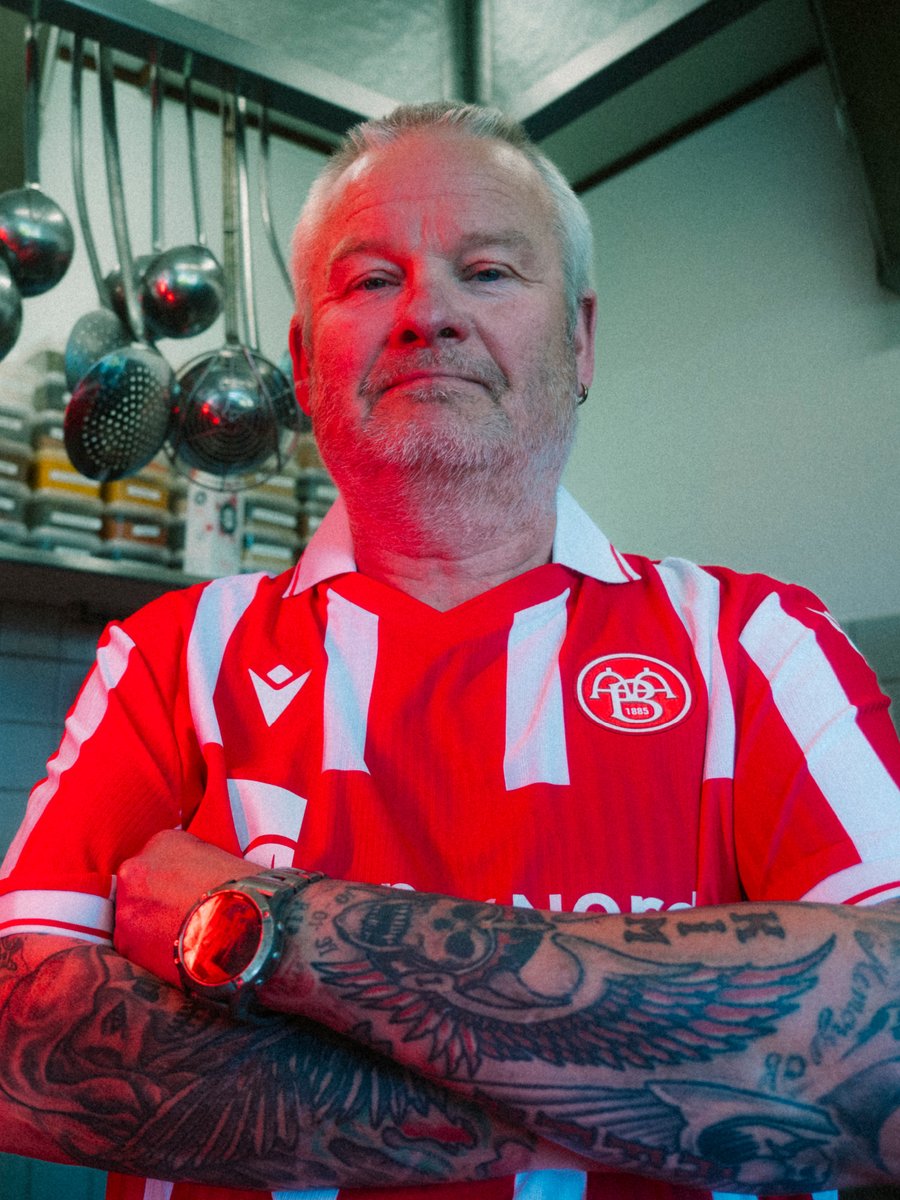 aabsportdk's tweet photo. AaB’s nye spillertøjskollektion er landet og klubhuset er åbent. 

Find kollektionen her: https://t.co/Ax3Rwvh7U0 🔴⚪

#AaBxMacron #KlubhusKollektionen #SammenOmAaB #AaB https://t.co/VJGPWdFTA6