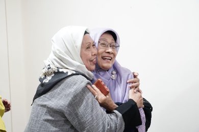 dompetdhuafaorg's tweet photo. Dompet Dhuafa Gelar Doa Bersama dan Pererat Silaturahmi dengan Donatur.

Dompet Dhuafa menggelar kajian dan doa bersama untuk mempererat silaturahmi dengan para donatur beserta keluarga, sekaligus mendoakan almarhum Iswadji bin Rochmad. Kegiatan ini menjadi momen berbagi penguatan tentang ikhtiar, tawakal, dan pentingnya menjaga ukhuwah dalam kebersamaan. Baca selengkapnya di : https://t.co/kENjPCpm7E 
#DompetDhuafa #Silaturahmi #DoaBersama