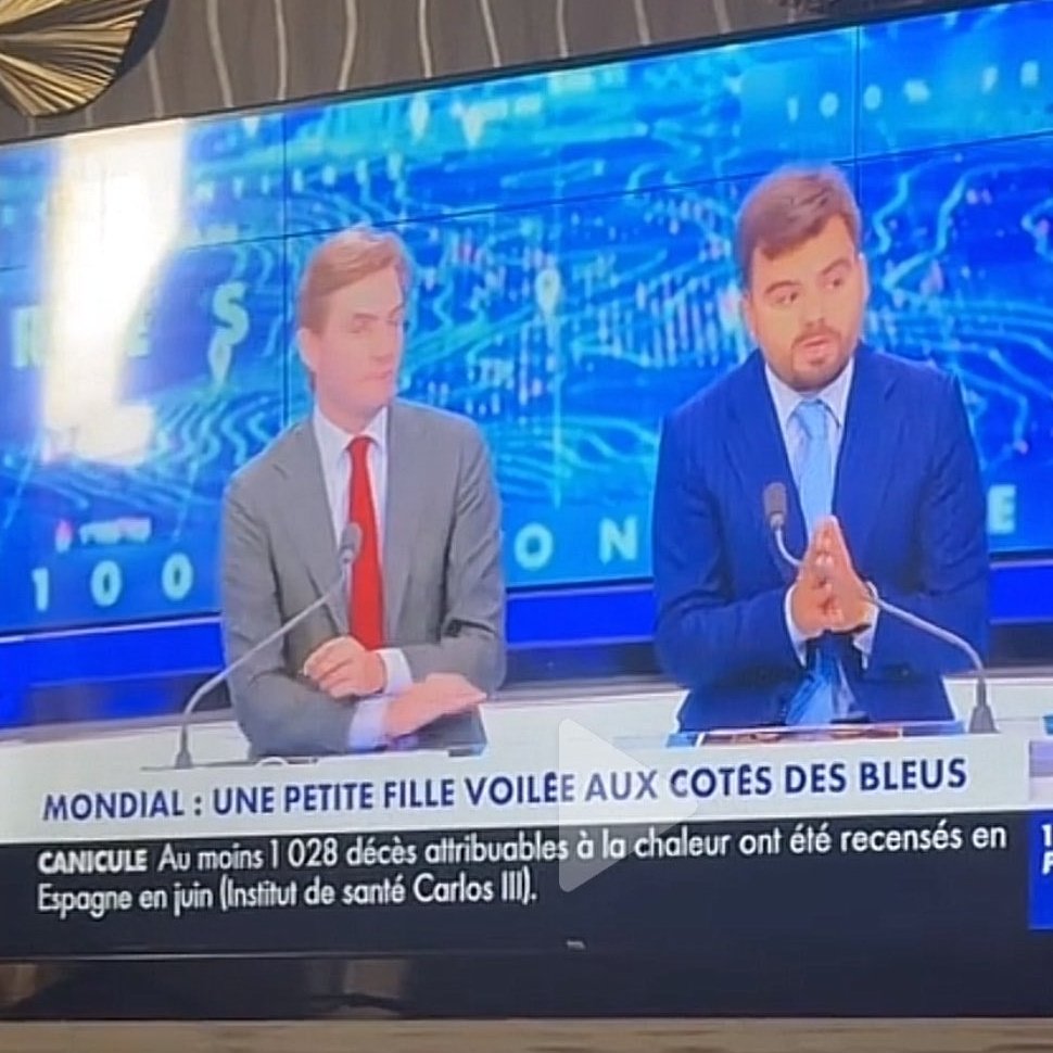 ActuFootMaroc's tweet photo. 🚨 Voilà pourquoi Ayyoub Bouaddi 🇲🇦 et El Aynaoui ont 𝗥𝗘𝗙𝗨𝗦𝗘́ la France. 🇫🇷❌

Des adultes payés à s'indigner qu'une jeune fille se préserve avec un voile, honte à vous @CNEWS. 🤢🤮 https://t.co/lA0L98cutb
