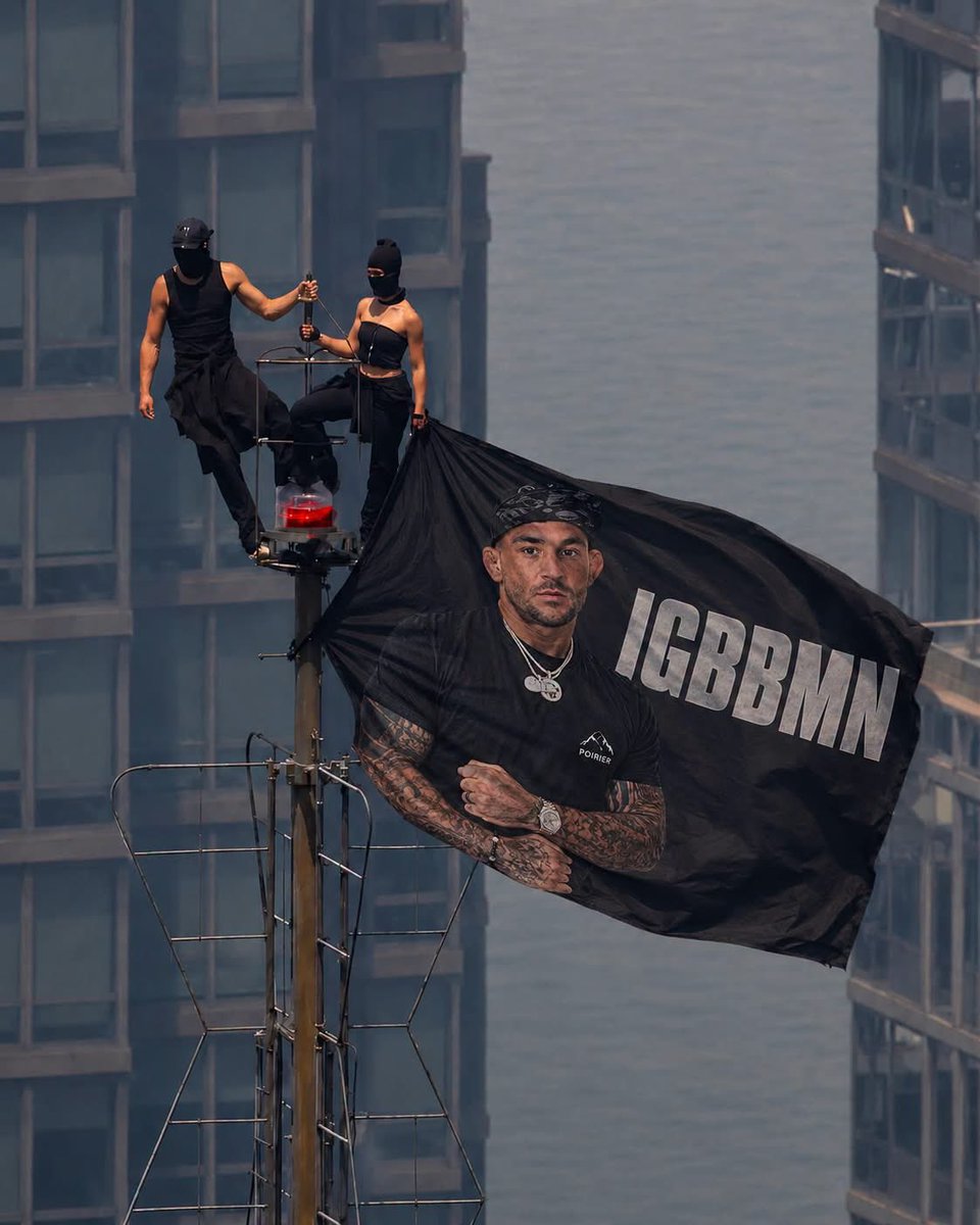 SmeshTalk's tweet photo. The flag on the Empire Stare Building had Dustin Poirier on it? 😳 IGBBMN?😳 https://t.co/0TJkkfkljd