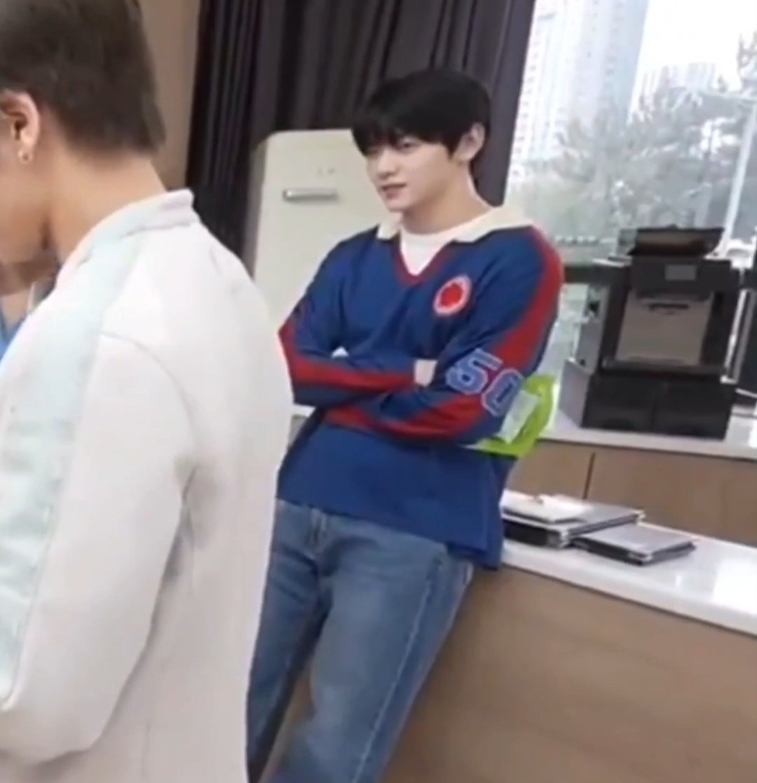 sundaydriversm's tweet photo. soobin bilang dia gamau ngedeketin yoojun duluan krn takut yoojun stres dan ga nyaman, soobin kayanya emg tipe yg mengamati aja dari eps pertama, cuma kalo yoojun udh mulai rewel dan member lain udh bingung ngadepinnya gmn baru disitu soobin yg maju- https://t.co/bH349bVHGS