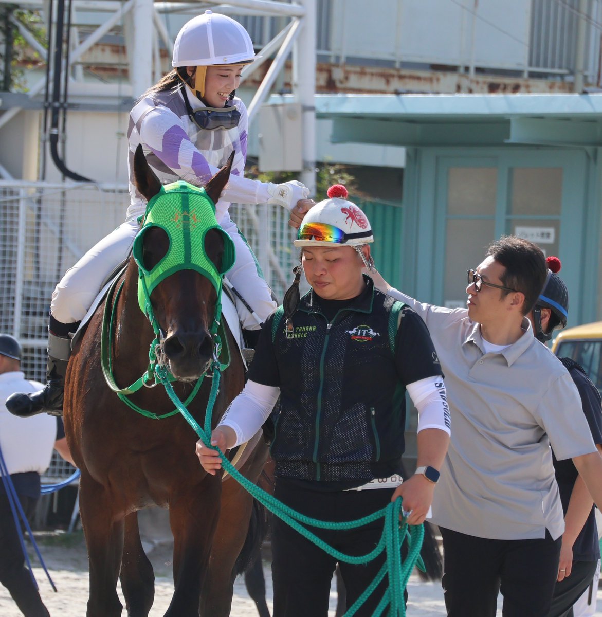 hochichihokeiba's tweet photo. 【阪神アーバン競馬】園田競馬

４Ｒは、開催６日連続の世麗スマイルです。
佐々木世麗騎手がカーロアヴァンティ（田中一巧厩舎）で逃げ切り、７か月ぶりのレースで連勝に導きました。佐々木騎手は今年46勝目、難しいポーズも応えてくれました

#佐々木世麗
#カーロアヴァンティ
#田中一巧 https://t.co/GH3Y0LLR8U