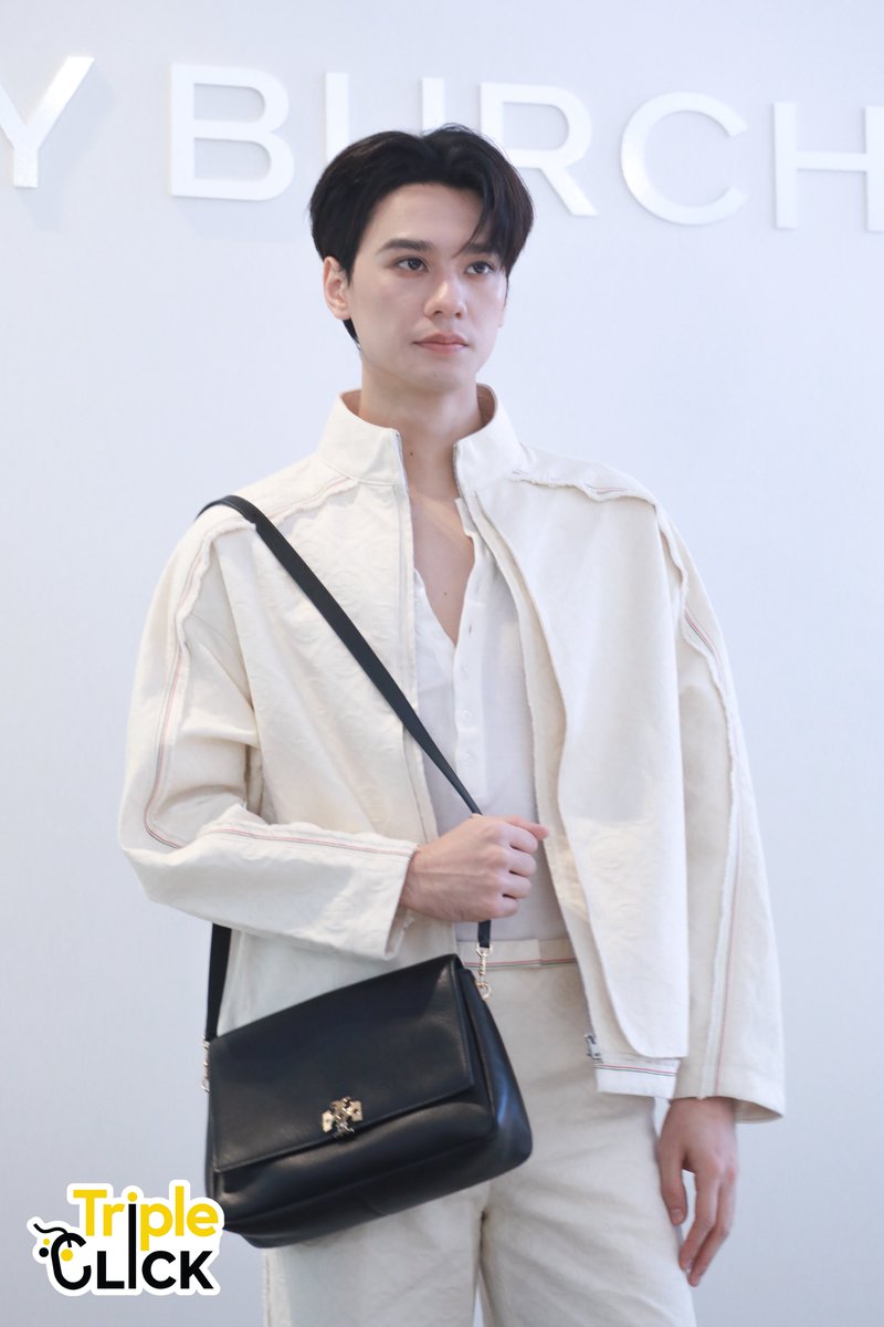 TripleclickTH's tweet photo. หล่อสะอาดตาสุดๆ กับหนุ่มเก่ง หฤษฎ์ ในงาน Grand Opening ของ Tory Burch Flagship Store แห่งใหม่ ณ ICONSIAM

KENG TORY BURCH AT ICONSIAM
#ToryBurchxKengHarit #KengHarit
#ToryBurchThailand 
#ToryBurchICONSIAM https://t.co/9x0H4gyNH2