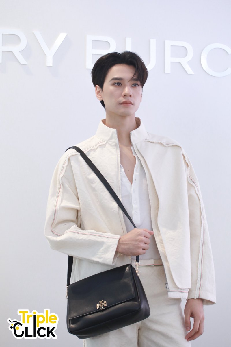 TripleclickTH's tweet photo. หล่อสะอาดตาสุดๆ กับหนุ่มเก่ง หฤษฎ์ ในงาน Grand Opening ของ Tory Burch Flagship Store แห่งใหม่ ณ ICONSIAM

KENG TORY BURCH AT ICONSIAM
#ToryBurchxKengHarit #KengHarit
#ToryBurchThailand 
#ToryBurchICONSIAM https://t.co/9x0H4gyNH2
