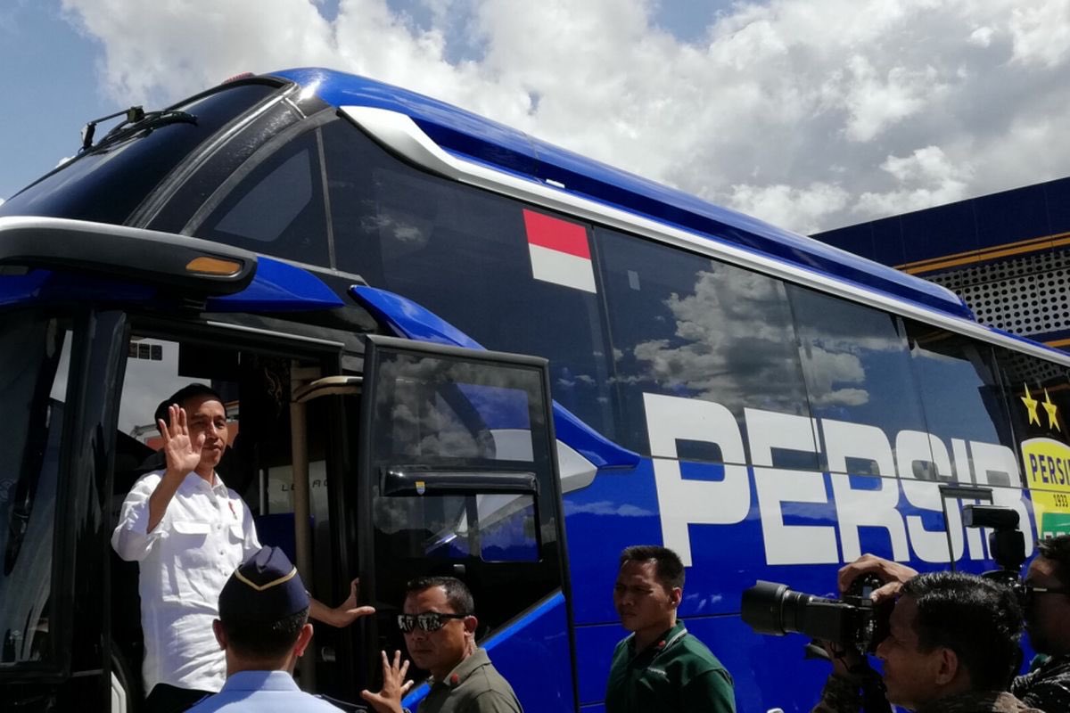 MafiaWasit's tweet photo. Bus ini STNK atas nama Persib. https://t.co/TI32LRxU09