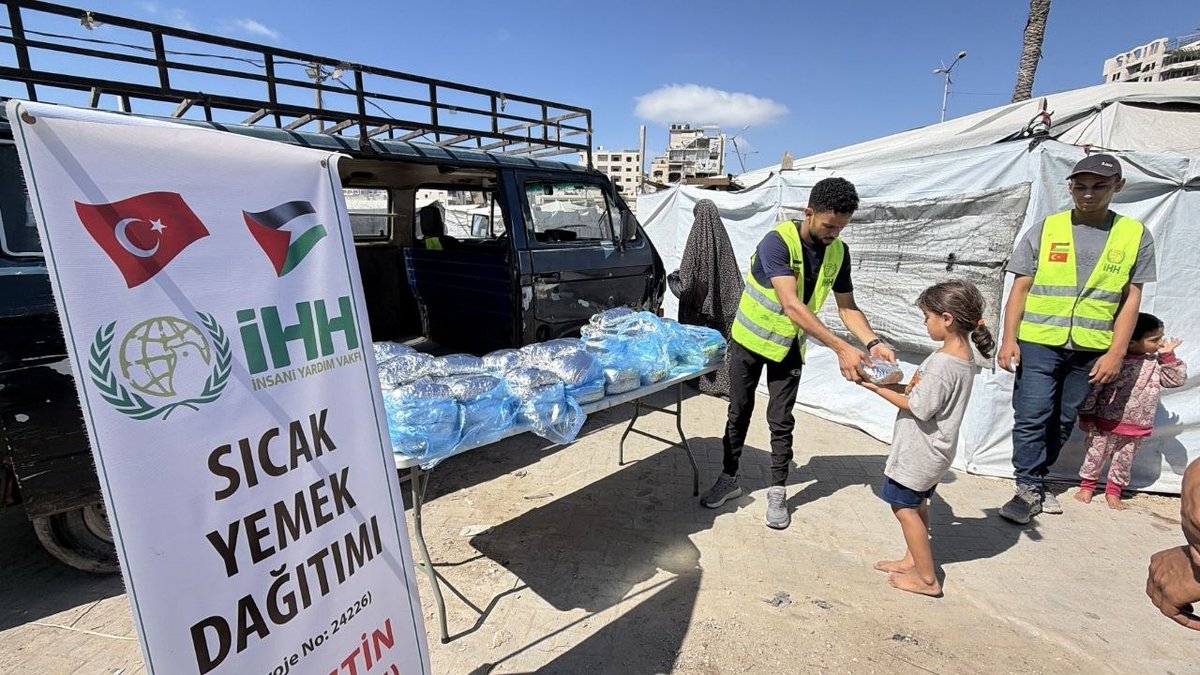 bitlisihh's tweet photo. 🇵🇸 Gazze’de savaşın ortasında yaşayan ihtiyaç sahibi ailelere sıcak yemek dağıtımı gerçekleştirmeye devam ediyoruz.

Yaraların sarılması için;
Bitlis İHH İnsani Yardım Derneği
TR 93 0001 0004 4189 7103 7150 01

NOT: Açıklama kısmına GAZZE yazınız. https://t.co/xutzaVaaDV