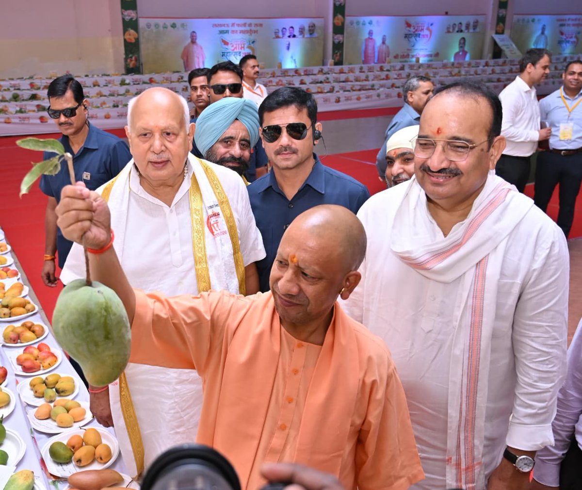 RBLDineshSingh's tweet photo. इंदिरा गांधी प्रतिष्ठान, गोमती नगर, लखनऊ में ‘उत्तर प्रदेश आम महोत्सव-2026’ के शुभारंभ कार्यक्रम के अवसर पर माननीय मुख्यमंत्री @myogiadityanath जी के साथ यूनाइटेड किंगडम (लंदन), यूएई, सऊदी अरब, मलेशिया, सिंगापुर, कुवैत, न्यूजीलैंड, बेल्जियम, जापान, इटली, कतर और रूस जैसे विकासशील व विकसित देशों को आम निर्यात करने हेतु कंटेनर्स को फ्लैग ऑफ किया।

इसके पश्चात तीन दिवसीय ‘उत्तर प्रदेश आम महोत्सव-2026’ का यशस्वी मुख्यमंत्री जी के साथ आम महोत्सव कि प्रदर्शनी का फीता काटकर उद्घाटन किया और वहां पर लगे 800 से ज्यादा आम की विभिन्न किस्मों के स्टॉलों का अवलोकन किया।

#आम_महोत्सव_2026 I #UPAamMahotsav2026 | #AamMahotsav2026