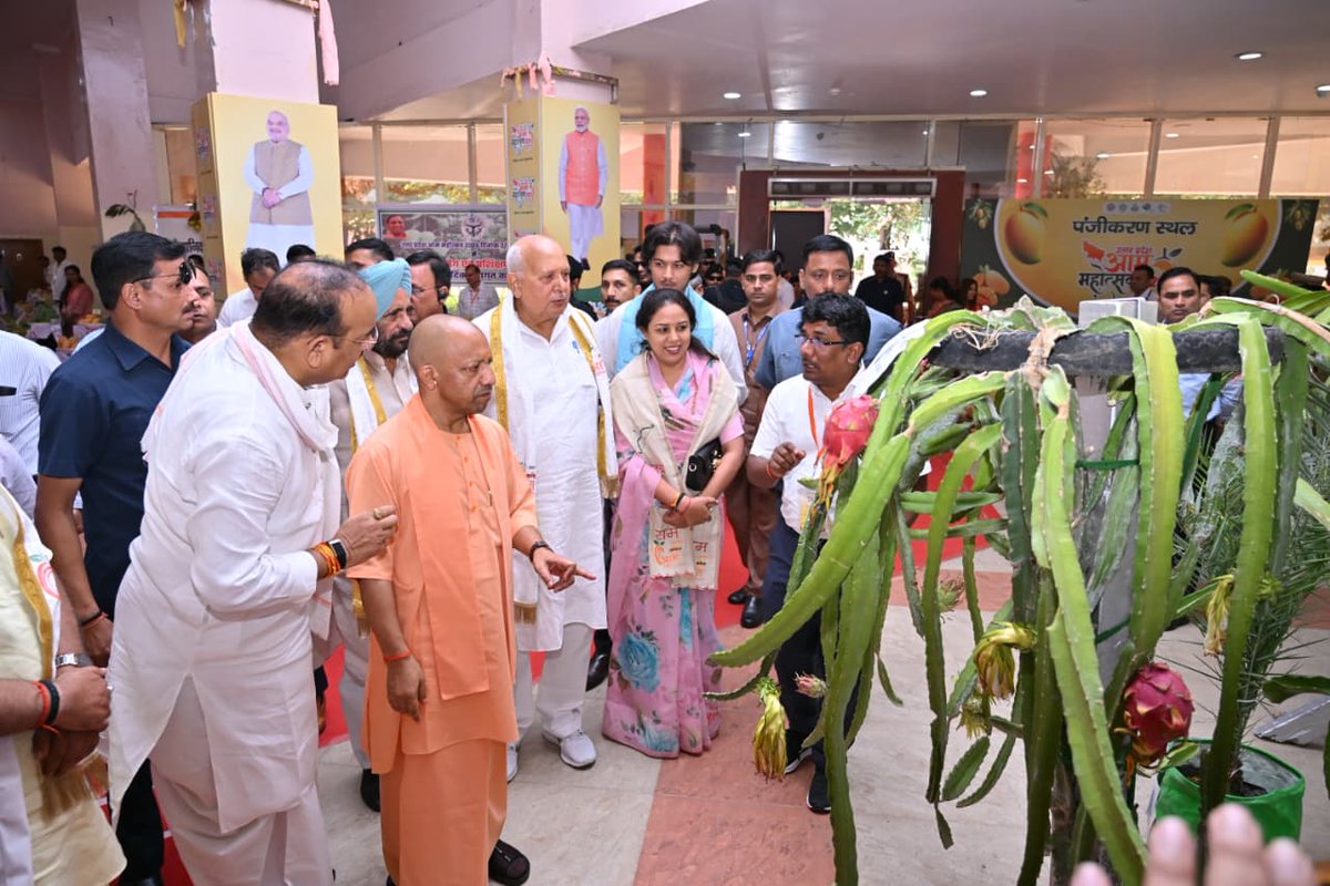 RBLDineshSingh's tweet photo. इंदिरा गांधी प्रतिष्ठान, गोमती नगर, लखनऊ में ‘उत्तर प्रदेश आम महोत्सव-2026’ के शुभारंभ कार्यक्रम के अवसर पर माननीय मुख्यमंत्री @myogiadityanath जी के साथ यूनाइटेड किंगडम (लंदन), यूएई, सऊदी अरब, मलेशिया, सिंगापुर, कुवैत, न्यूजीलैंड, बेल्जियम, जापान, इटली, कतर और रूस जैसे विकासशील व विकसित देशों को आम निर्यात करने हेतु कंटेनर्स को फ्लैग ऑफ किया।

इसके पश्चात तीन दिवसीय ‘उत्तर प्रदेश आम महोत्सव-2026’ का यशस्वी मुख्यमंत्री जी के साथ आम महोत्सव कि प्रदर्शनी का फीता काटकर उद्घाटन किया और वहां पर लगे 800 से ज्यादा आम की विभिन्न किस्मों के स्टॉलों का अवलोकन किया।

#आम_महोत्सव_2026 I #UPAamMahotsav2026 | #AamMahotsav2026