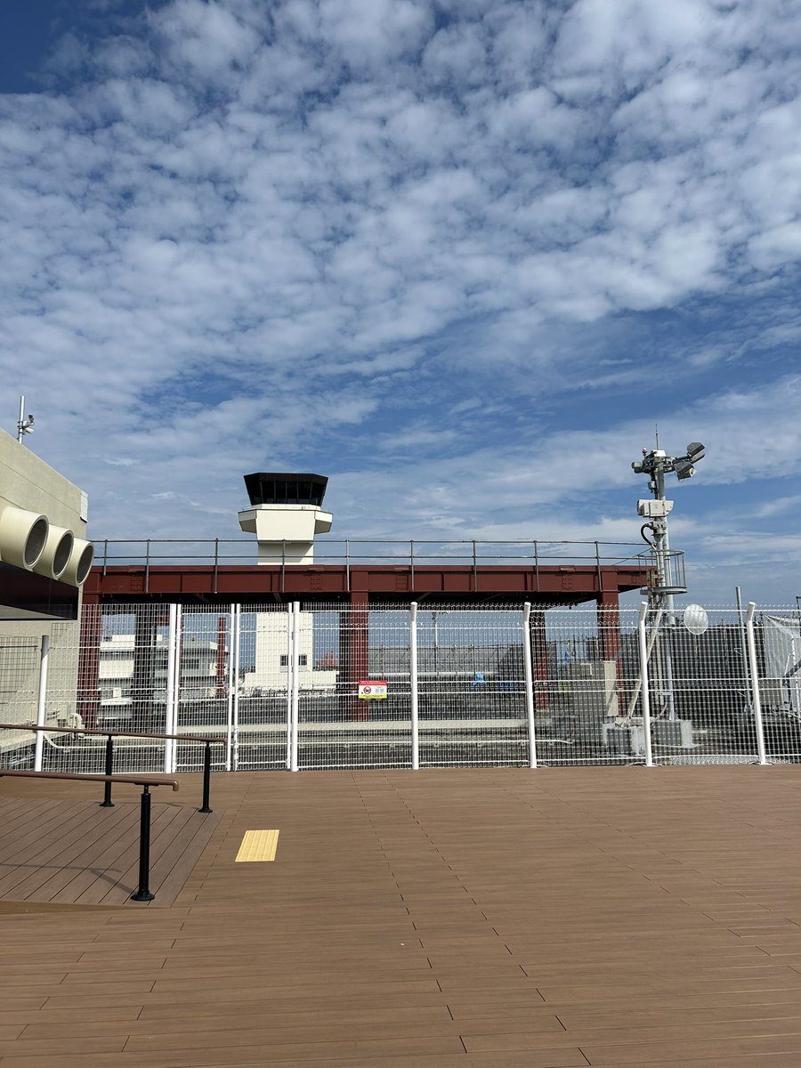 wind_calm_320's tweet photo. 憂さ晴らしに飛びたい

にしても国際線ターミナルもいい感じにできてきたね、展望デッキの延長とかもありそう https://t.co/gZTuQDSPoz