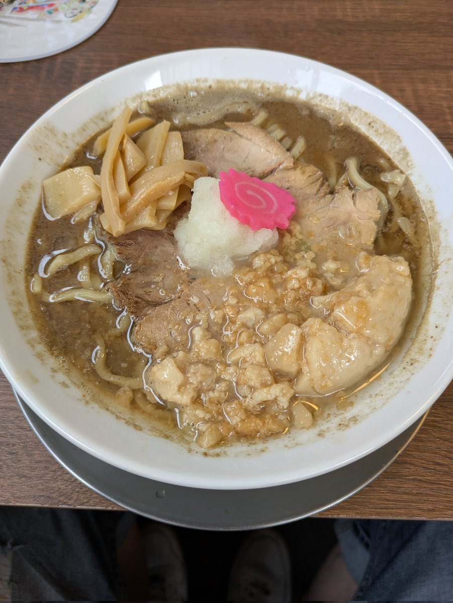 of_za_dead's tweet photo. お昼は弘前の秋刀魚煮干そば高倉さんで、さんま+背脂トッピングを。
クセは無いけど濃いいサンマスープにバツっとした中細麺がウマウマ。中央にトッピングされた大根おろしがいい仕事してますな。
背脂は度肝を抜く塊提供。
青森だからか？塩分濃度お高めです🍜 https://t.co/ULOSQxzASW