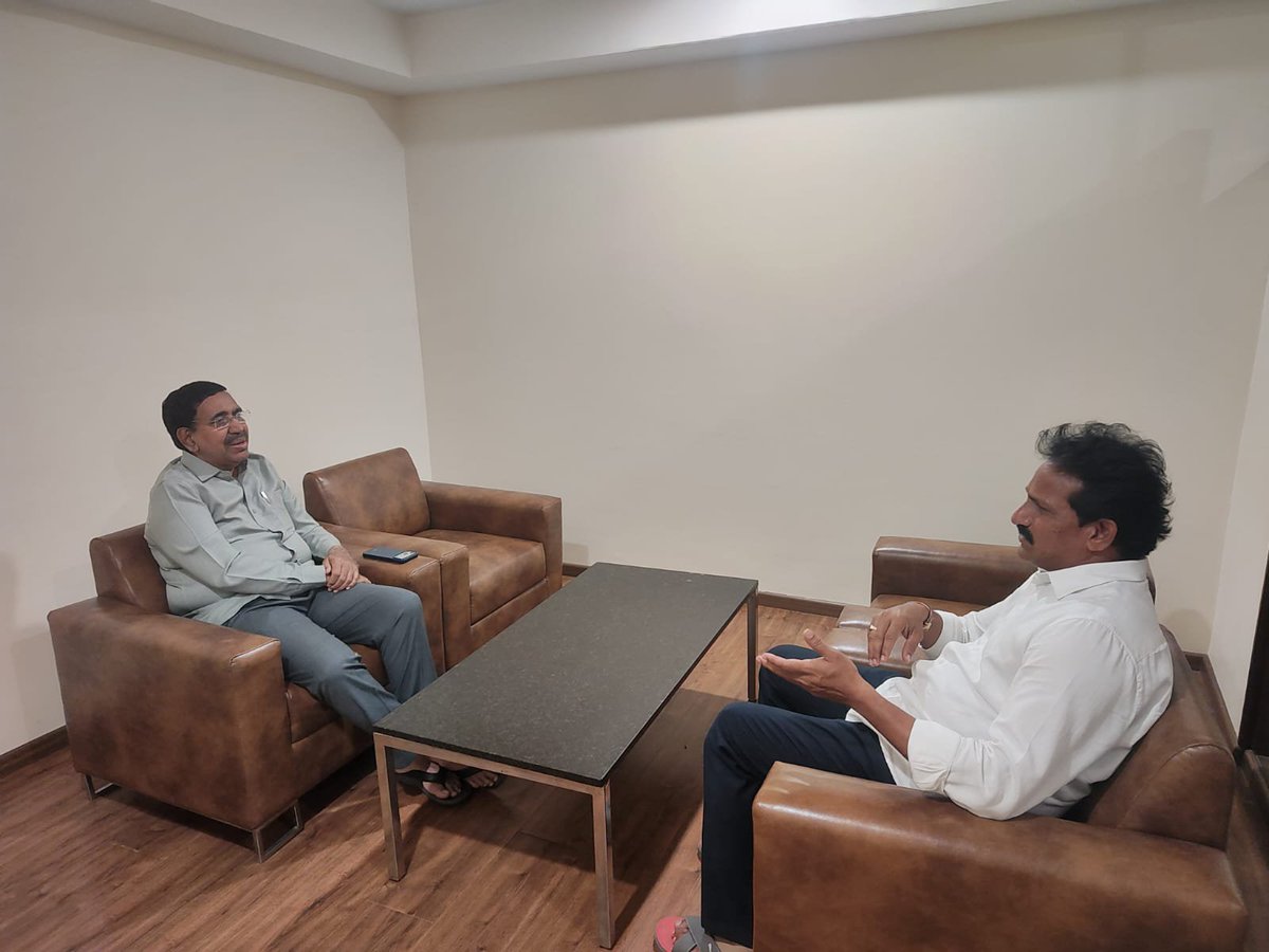 BNayakar_JSP's tweet photo. నెల్లూరు లోని మినర్వా గ్రాండ్ హోటల్‌లో మున్సిపల్ పట్టణాభివృద్ధి శాఖామాత్యులు శ్రీ పొంగూరు నారాయణ గారిని మర్యాదపూర్వకంగా కలిసి పలు అంశాలపై మాట్లాడుకోవడం జరిగింది.
@Dr_NarayanaP https://t.co/xJiHQwxrL6