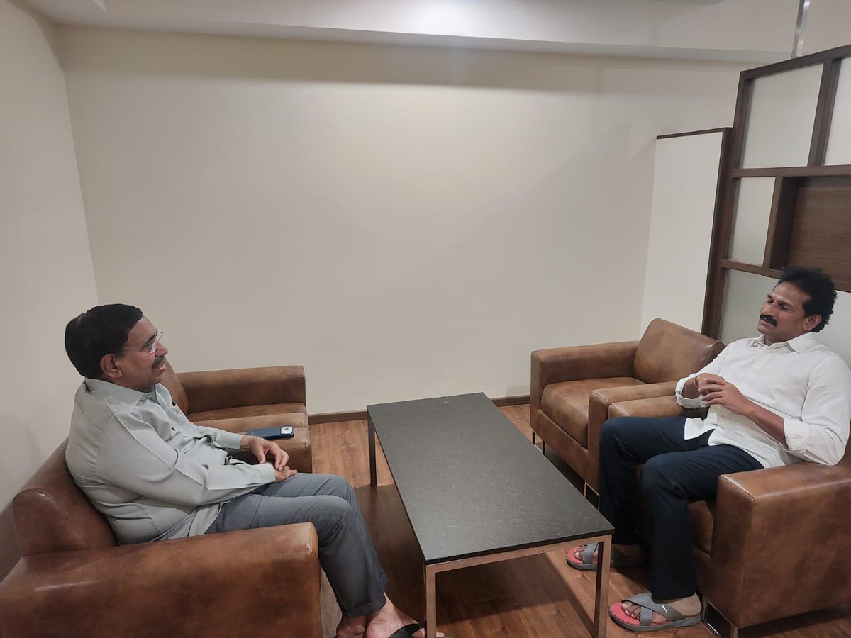 BNayakar_JSP's tweet photo. నెల్లూరు లోని మినర్వా గ్రాండ్ హోటల్‌లో మున్సిపల్ పట్టణాభివృద్ధి శాఖామాత్యులు శ్రీ పొంగూరు నారాయణ గారిని మర్యాదపూర్వకంగా కలిసి పలు అంశాలపై మాట్లాడుకోవడం జరిగింది.
@Dr_NarayanaP https://t.co/xJiHQwxrL6