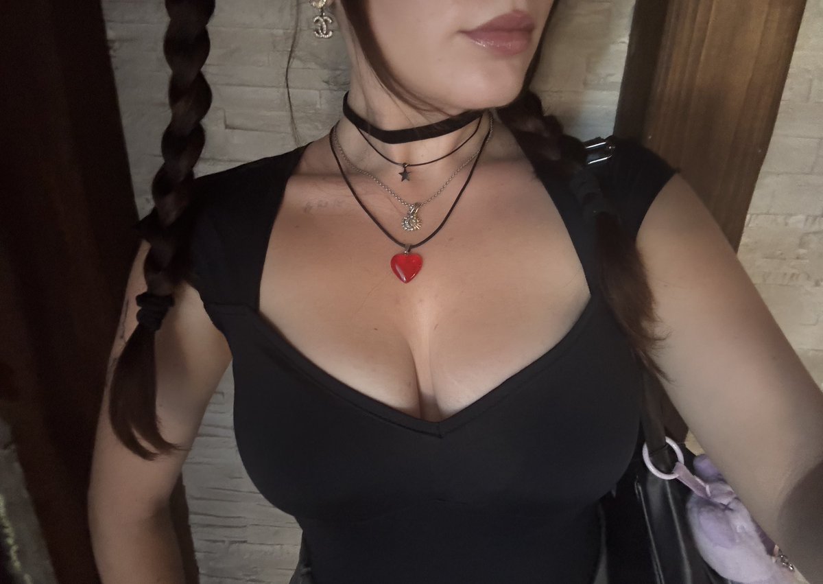 pookiechae's tweet photo. going to work but aren’t my new necklaces so cute? https://t.co/2BITWPQ4Nf