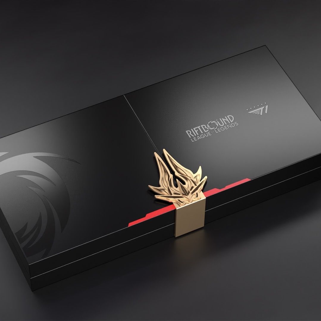 RunesAndRift's tweet photo. The #Riftbound x T1 2025 Worlds Champion Collection will have two versions:

🏆 T1 2025 Worlds Champion Signature Edition

• Riot Merch Store drawing in Aug
• $360 USD
• Only 10,125 produced per language (ENG/KR/CN)
• Each includes 1 signed, serialized card numbered 1 to 2025 https://t.co/g11NrhgIk7