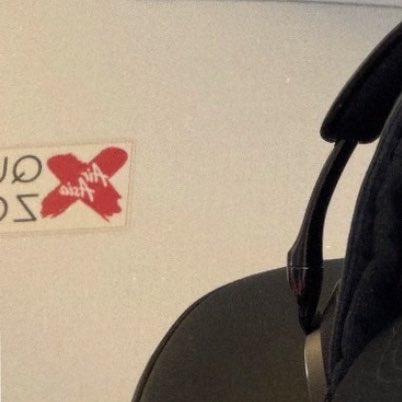 taemtention's tweet photo. HAH TAEYONG NAIK AIR ASIA?!! 😭😭😭 https://t.co/rVorVpOyJU