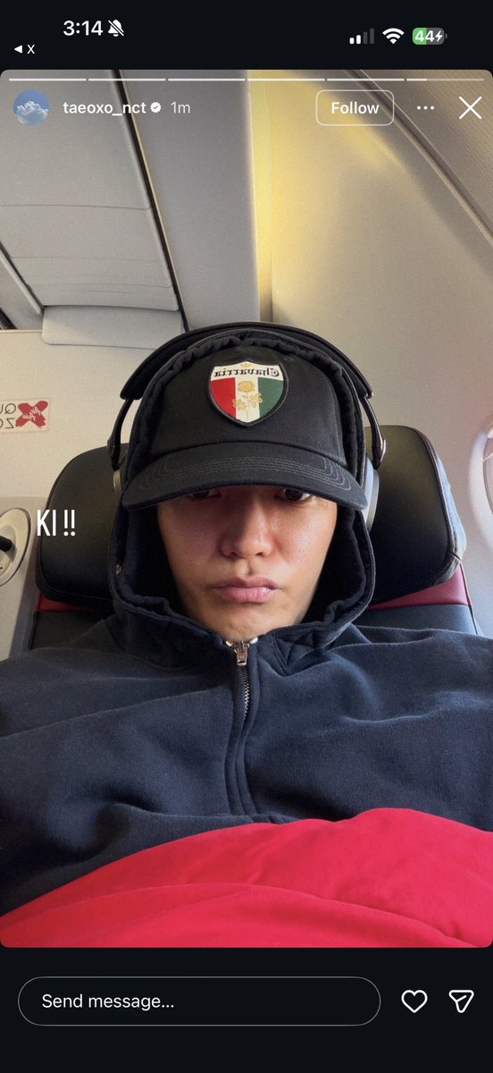taemtention's tweet photo. HAH TAEYONG NAIK AIR ASIA?!! 😭😭😭 https://t.co/rVorVpOyJU