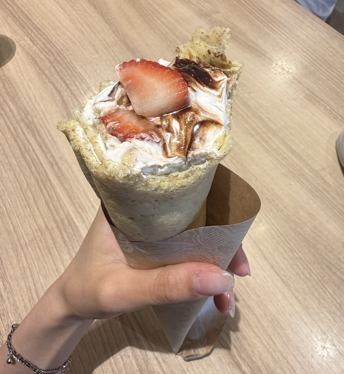 Nonpp03's tweet photo. 食べかけクレープ https://t.co/5lOlxzEjL4
