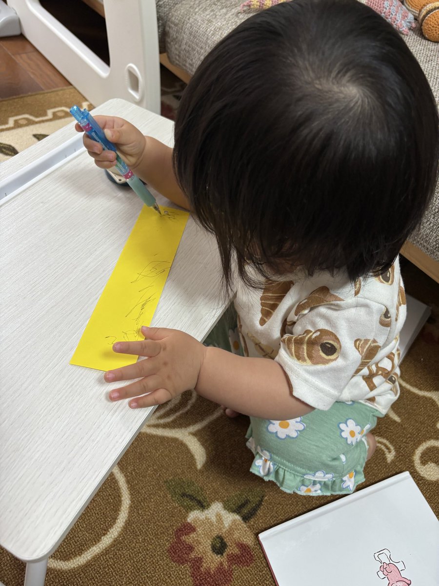 ssaatree's tweet photo. 七夕飾りをしました(^^)
ちゃんと短冊に願い事書いています🎋✨ https://t.co/X0Kr4yOGm8