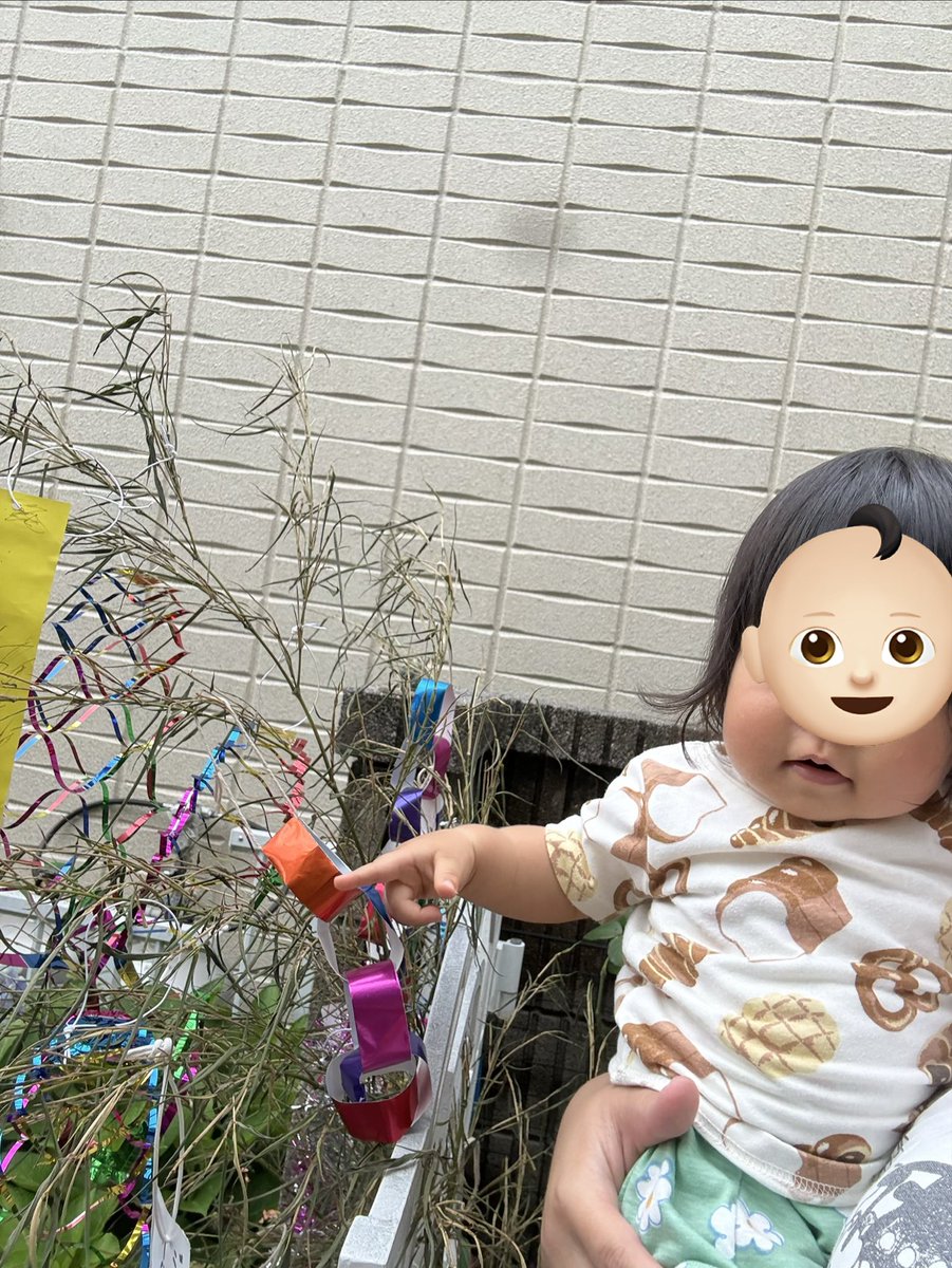 ssaatree's tweet photo. 七夕飾りをしました(^^)
ちゃんと短冊に願い事書いています🎋✨ https://t.co/X0Kr4yOGm8