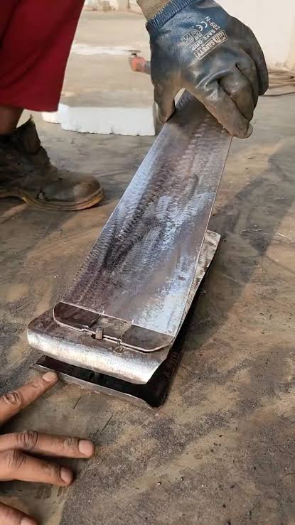 the_shrewd_dude's tweet photo. Jis jisko #nailcutter nahi mil raha yahan aao https://t.co/Xcwt1SOCsF