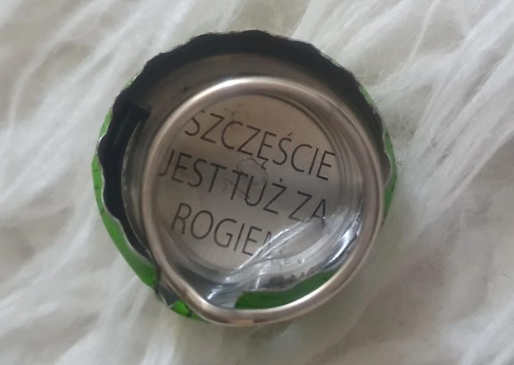 boop_pl's tweet photo. Napisy powróciły na kapsle Tymbark. Pojawił się tam takie teksty, jak:

JD - Jest dobrze,
Daaamn wyglądasz dobrze
"Polska guuroom"

I masa innych, które nawiązują do polskiego internetu. https://t.co/iywbrdHFOd