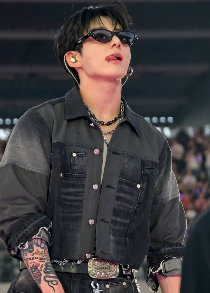 97Jungukk's tweet photo. No one can hotter than you! https://t.co/D8aAPXNU02
