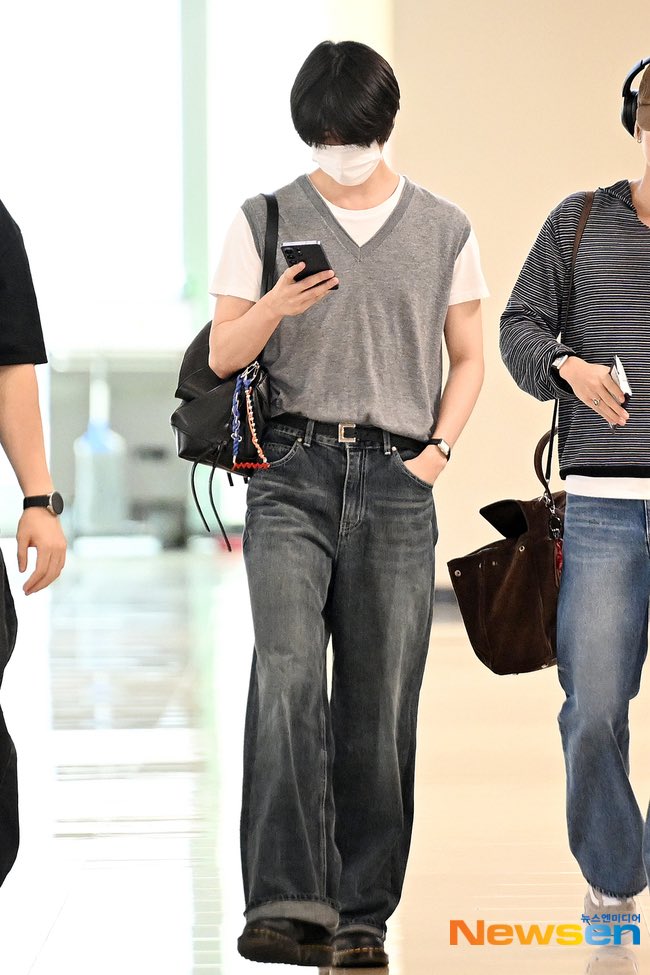 beomzzi's tweet photo. 260703 출국 기사사진 

#범규 #BEOMGYU https://t.co/uVCfCOaz5b