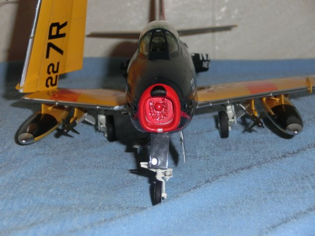 Tetsu_Lanta's tweet photo. 尻もち機。
プラ板をインテークの形に切り出し。
それに鉛玉入りのエポキシパテをつけ。
インテークに入れるよう調整。内部が狭いので、焦る。
ハイ。インテークカバーを作って、後ろのオモリをゴマ化しです。
表面の造作はジャンクパーツから。根負けして、少し歪んでいますね。
#プラモデル
#FJ3 https://t.co/dm3sBzuR2r
