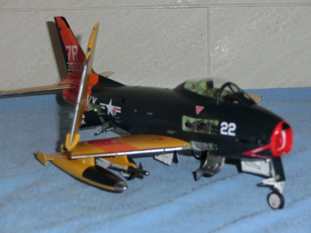 Tetsu_Lanta's tweet photo. 尻もち機。
プラ板をインテークの形に切り出し。
それに鉛玉入りのエポキシパテをつけ。
インテークに入れるよう調整。内部が狭いので、焦る。
ハイ。インテークカバーを作って、後ろのオモリをゴマ化しです。
表面の造作はジャンクパーツから。根負けして、少し歪んでいますね。
#プラモデル
#FJ3 https://t.co/dm3sBzuR2r