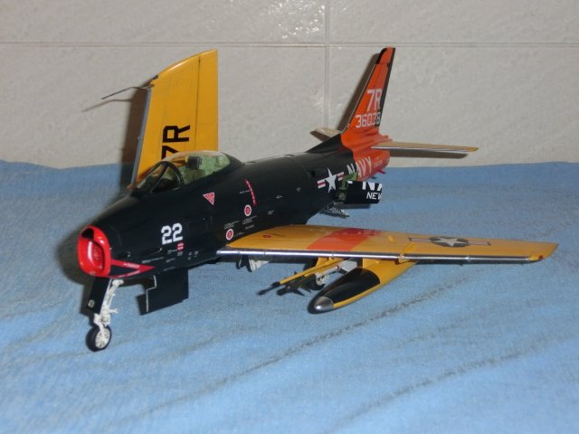Tetsu_Lanta's tweet photo. 尻もち機。
プラ板をインテークの形に切り出し。
それに鉛玉入りのエポキシパテをつけ。
インテークに入れるよう調整。内部が狭いので、焦る。
ハイ。インテークカバーを作って、後ろのオモリをゴマ化しです。
表面の造作はジャンクパーツから。根負けして、少し歪んでいますね。
#プラモデル
#FJ3 https://t.co/dm3sBzuR2r