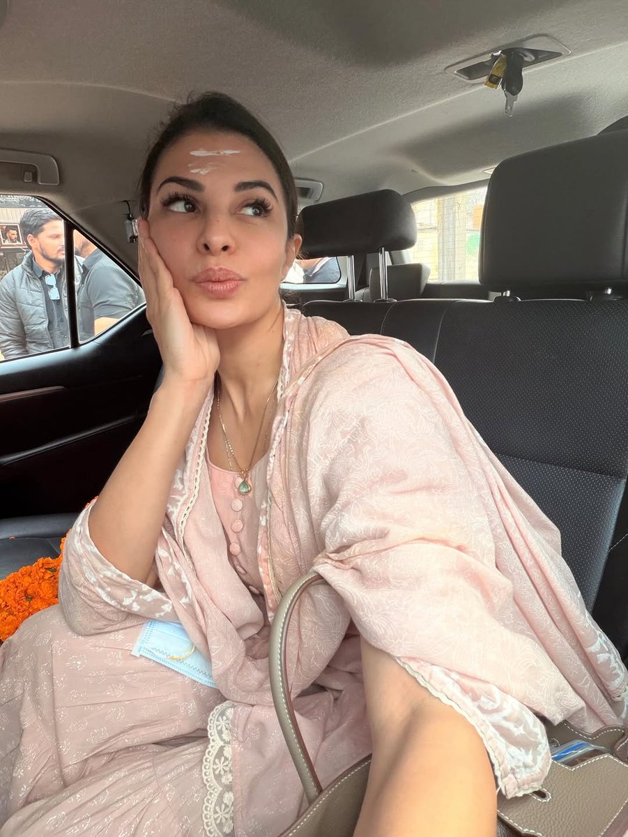 jacquelienefe's tweet photo. Varanasi 🤍 https://t.co/XhndO1HREc