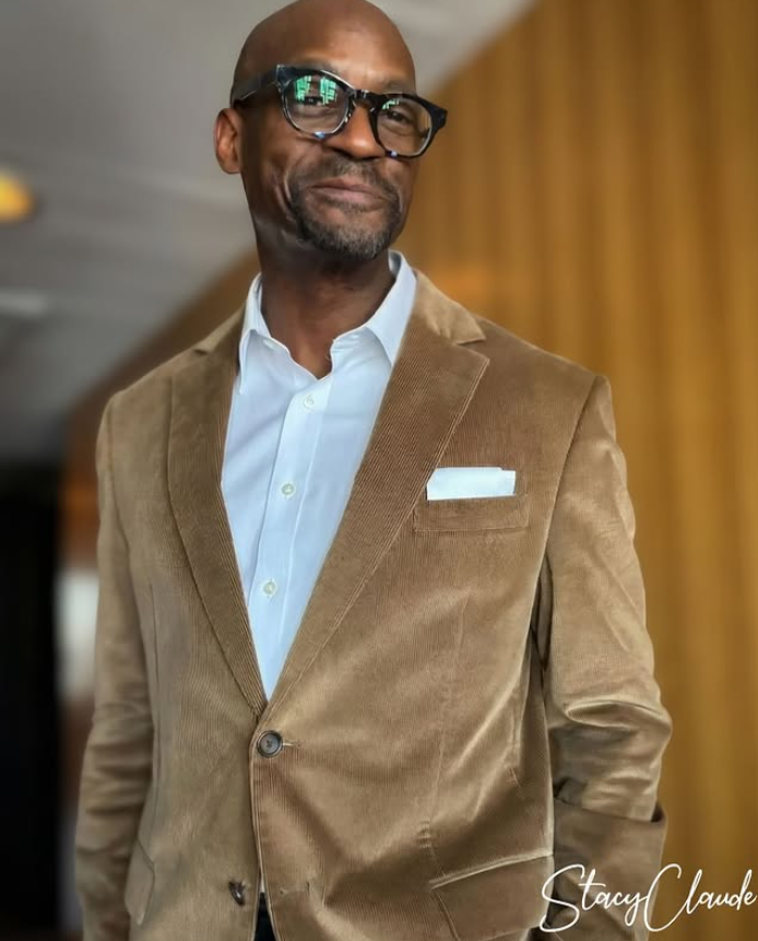 ByStacyClaude's tweet photo. One less thing to worry about! 

Our pocket squares keep their fold from morning coffee to evening drinks. Showcasing the Dash fold Design. 

Check all 4 colors!

Link in bio 🔗
#StacyClaude #PocketSquare #menstyle https://t.co/T9iZK1FP9d