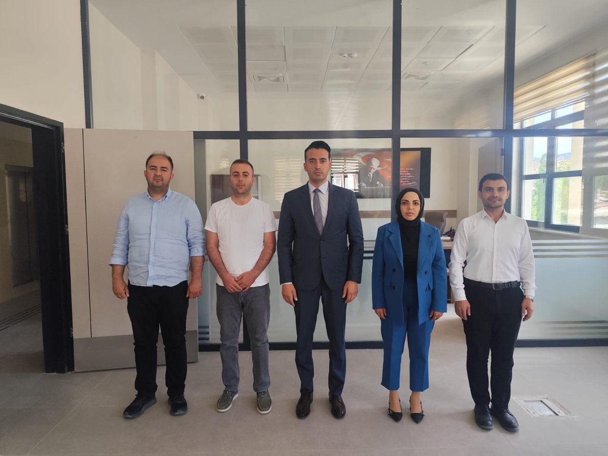 kuluncak44's tweet photo. Kaymakamımız Sn.Ahmet YEŞİLYURT, Sivas Vali Yardımcılığı görevine atanması dolayısıyla Hükümet Konağında bulunan kurumlarımıza veda ziyaretinde bulunarak; Kurum Personellerimiz ile bir araya geldi. https://t.co/G2EQZk4nUB