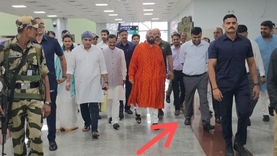 RoshanKrRaii's tweet photo. Why is DM Khajuraho Parth Agarwal leaving all his work just to welcome a Billionaire’s son at the airport? 

Is there no accountability left in this country? How is he allowed to do this ? https://t.co/W4shh9heLj