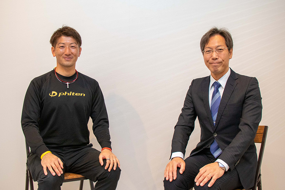 phiten_official's tweet photo. ���ラインドサッカーのGKとして活躍する #佐々木智昭 選手と、障害者スポーツのボディケアに携わる、理学療法士の鶴埜益巳先生が対談！

ファイテンショップ店長も務める佐々木選手。
ピッチでの経験を活かし、お客様の伴走者として健康を支え続けています。

▼詳しくはこちらから
https://t.co/T5Coa5vfRc
