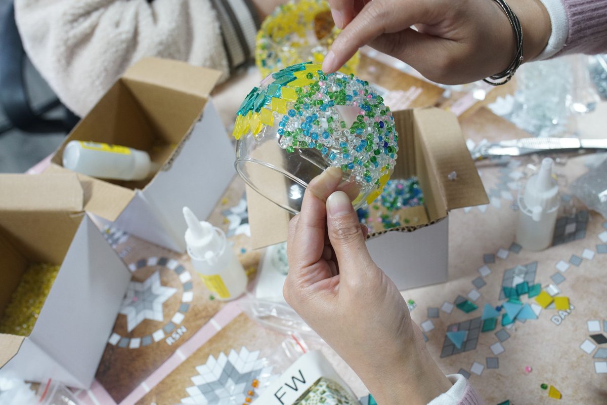 NHoustan's tweet photo. Quick weekend DIY alert! Turn empty glass jars into cozy candle holders with just some paint u0026 glitter. Perfect for sprucing up my small apartment  #DIYCrafts #HomeHacks， https://t.co/mRdnKxgWdb