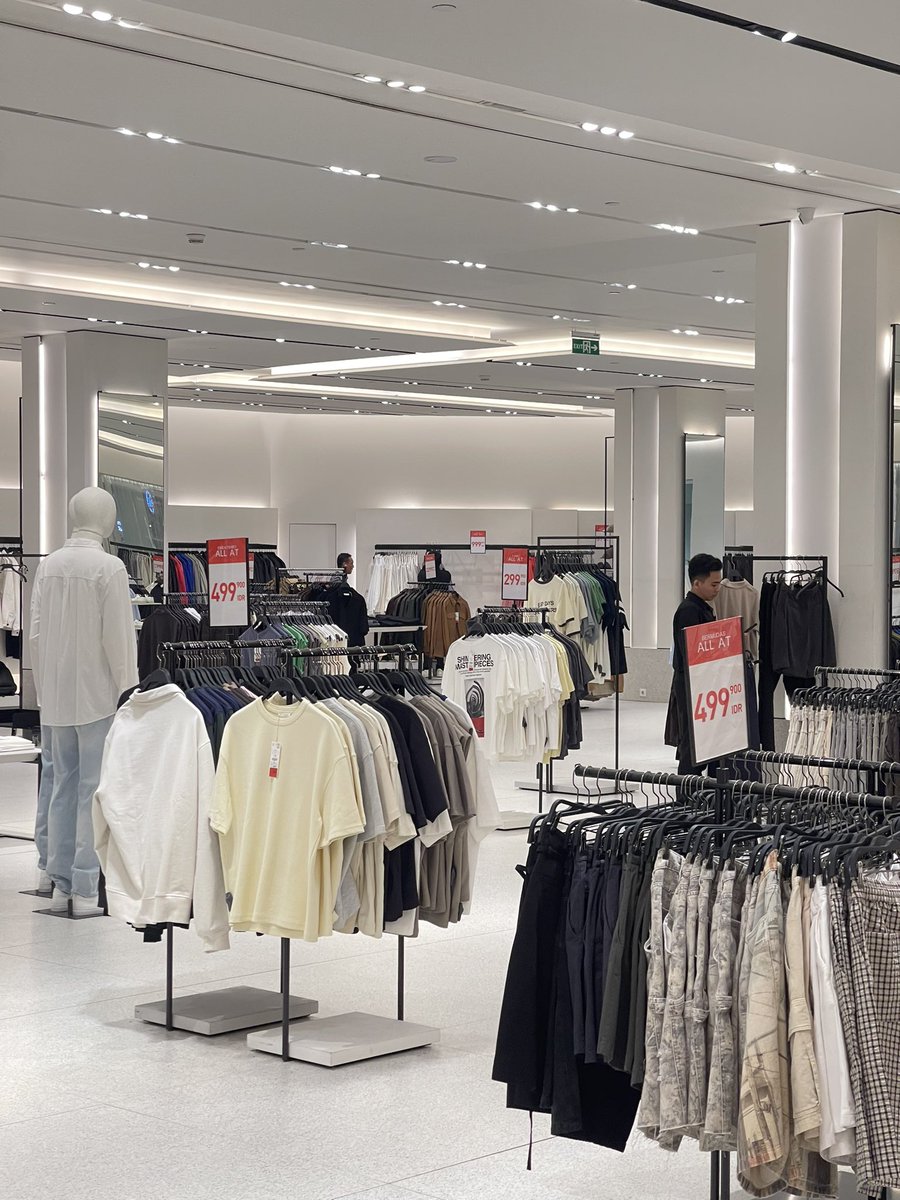 iwalysmh's tweet photo. Awal juli adalah moment yang tepat buat ke malll belanja  baju, tas sampe sepatu karena end of season sale😭🙏🏻 https://t.co/T4UyUM3jkN