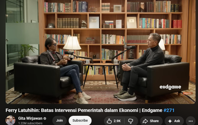 fuhrerniq's tweet photo. 🚨THREAD: Kenapa Indonesia Emas Nggak Bakal Terjadi

1/7
Seebelum Jumatan tadi Mindrasos selesai nonton Endgame: episode Ferry Latulihin dgn Gita Wirjawan.
Ferry lempar satu pendapat yg penting buat siapa pun yang mikirin masa depan Indonesia.

Dia nggak sepenuhnya setuju sama ide "push generasi muda ke STEM biar kejar Malaysia & Singapura."
Bukan karena STEM salah. Tapi karena itu bukan akar masalahnya.

2/7
Ferry kasih contoh yang nampol: BJ Habibie dulu kirim ribuan anak muda Indonesia belajar teknik ke Belanda.
Mereka pulang bawa ilmu. Tapi Indonesia belum siap proyeknya.

Hasilnya? Banyak yang cuma nganggur di rumah, main catur doang. Ujung-ujungnya brain drain, otak terbaik bangsa kabur lagi ke luar negeri.
Kirim orang sekolah STEM doang, tanpa ekosistem yang siap nampung, cuma buang-buang investasi.

3/7
Dari situ Ferry ngajak pakai logika Ricardian; Comparative Advantage.
Indonesia belum punya modal teknologi canggih atau listrik cukup (baru ~1.300 kWh/kapita, butuh tambahan 600 GW).

Tapi kita punya sesuatu yang nggak semua negara punya: ekosistem hijau terbesar di dunia.

4/7
Starting point-nya menurut Ferry: monetisasi alam.
Jual karbon kredit ke perusahaan global yang butuh offset emisi. Uangnya dipakai buat gaji penjaga hutan 2x UMR biar mereka bisa hidup cukup, sekolahin anak, tanpa mikir besok makan apa.

Entry point kecil ini bisa jadi pondasi buat bangun sektor lain.

5/7
Ferry mengatakan kita nggak bisa ambil jalan pintas.
Membangun bangsa butuh institusi kuat, meritokrasi, disiplin fiskal & moneter yang sehat. Bukan cuma ambisi populis atau hilirisasi paksa di sektor yang belum kita kuasai.

6/7
Saran Ferry ke pemerintah:
Stop program yang nggak efisien. Bangun institusi yang bisa dipercaya pasar modal. Rombak jajaran ekonomi kabinet dengan figur yang punya track record & kredibilitas tinggi di mata investor.

7/7
Kesimpulan Ferry yang paling nempel di kepala Mindrasos:
Kalau institusi rusak, mau cetak berapa ribu sarjana STEM pun, hasilnya tetap nggak optimal. Kasus Habibie udah buktiin itu.