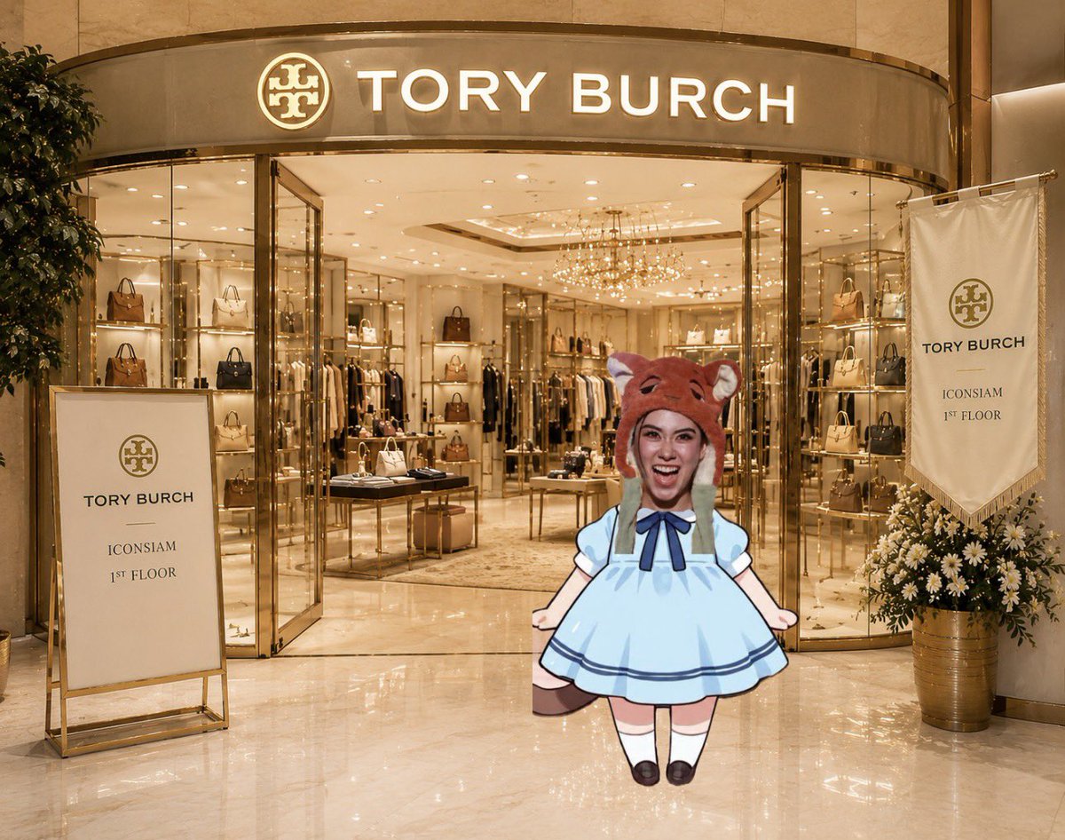 Chantmarts's tweet photo. Lalee is here 555! 😬 

@lena__lorena 

LENA TORY BURCH AT ICONSIAM
#ToryBurchICONopeningxLena https://t.co/OE5qDpT6em