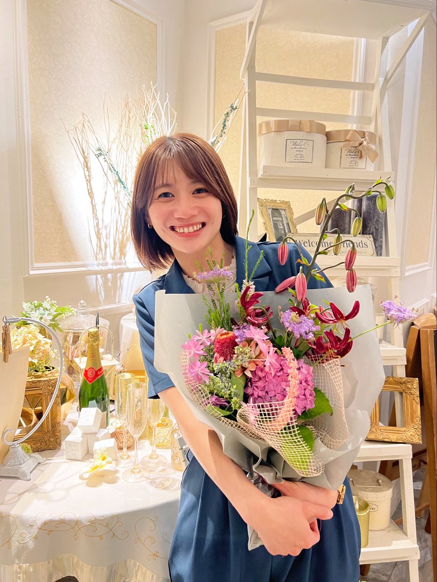 _rinonrinon's tweet photo. ㅤ
遅ればせながら、今年も1つ
歳を重ねることができました✨️
お誕生日ありがとうございました🎂

今年は当日司会のお仕事があり
サプライズでお花などをいただきました。
嬉しい気持ちはもちろんあるけど、
「お祝いしていただけるような人間ではない」
という感情が湧いてくるのを自覚して、
なんだかんだ根本は昔と変わってないのが
ちょっとおかしくて。

それでも「ありがとうございます！」と
ちゃんと受け取れる自分にはなれてたので、
そういうとこは変われたのかもねと思えたり。

こうして毎年ひとつずつ
歳を重ねていけていることに感謝。
いつも本当にありがとうございます。
たくさん素敵な景色を一緒にみられるように
もっともっとがんばるからね🍀
これからもよろしくお願いします🤝
ㅤ