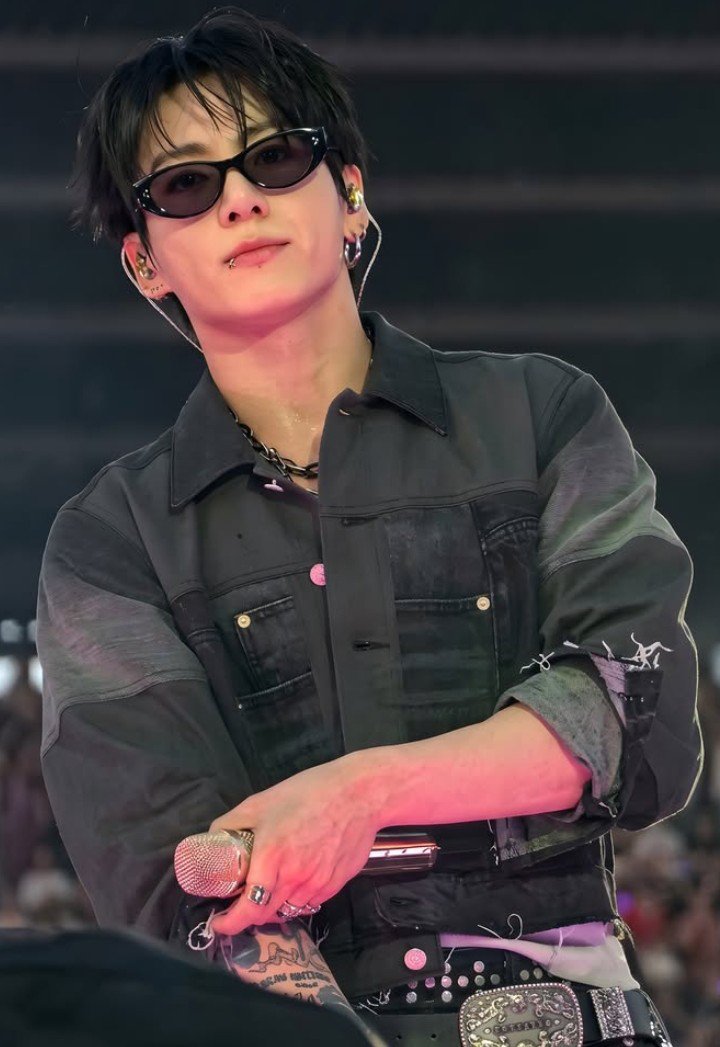 97Jungukk's tweet photo. The more I look at you, the more i feel I should look at you! https://t.co/XNR6PgFPHk