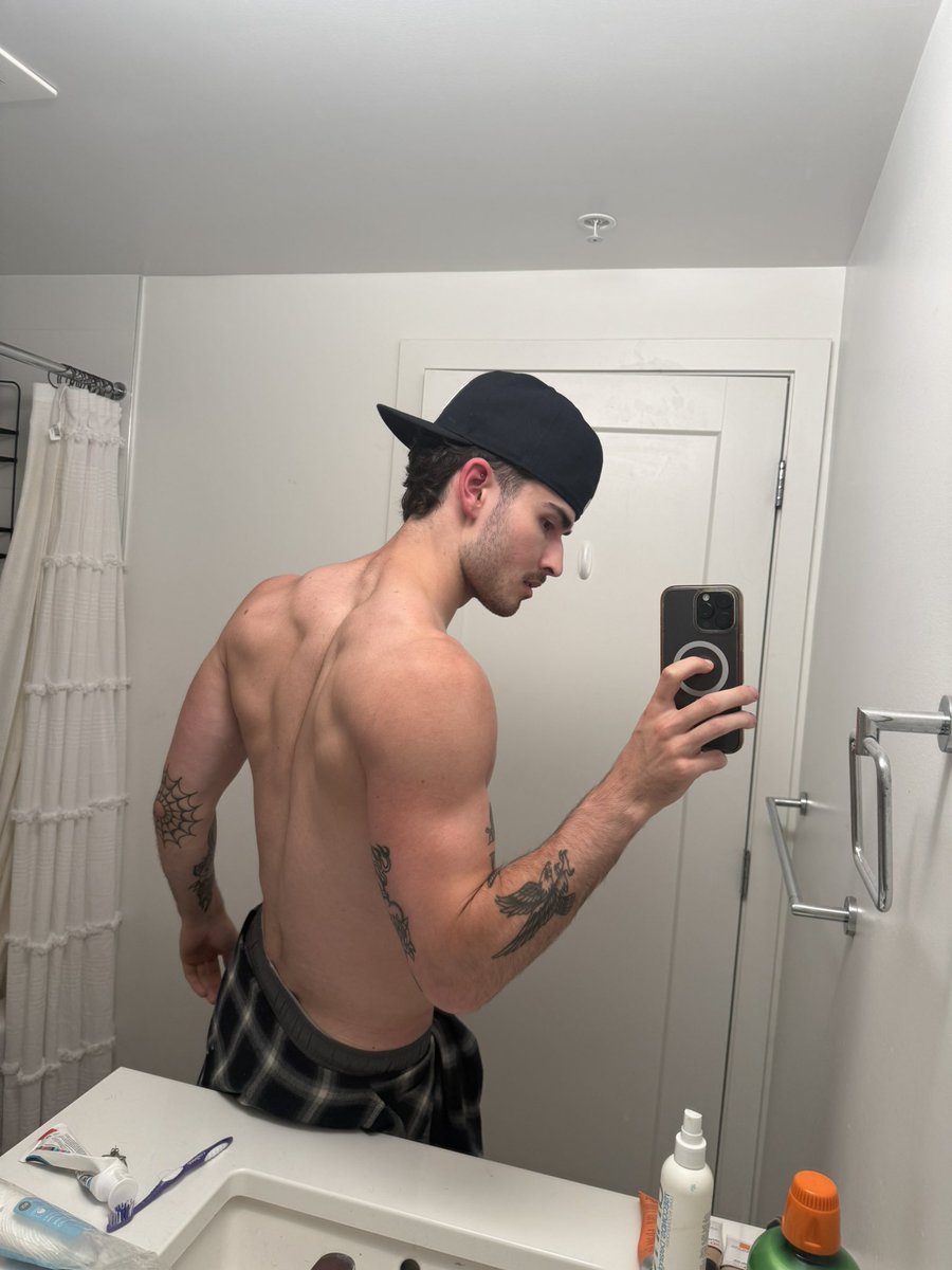 thatboymattt's tweet photo. Goodnighty night, been sick but hopefully I can go hit some legs in the morning 💪🏼🙏🏼
 #gym #abs #lean #muscle https://t.co/2M1lYg8JmB