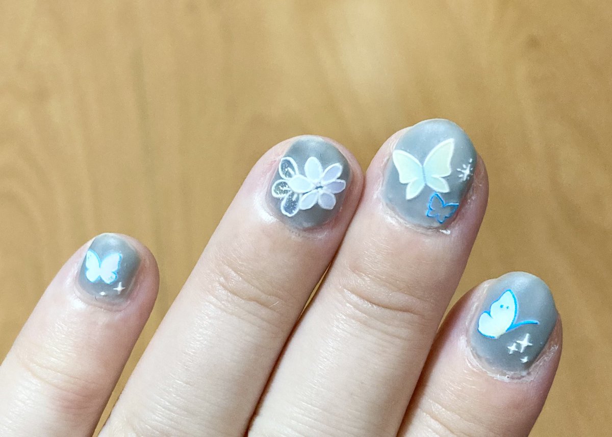 315nyanco's tweet photo. マグネットジェルにマットのトップコート重ねて、セリアのシール貼った
最近の百均は可愛いシールがいっぱいで楽しい！

指ずんぐりしてるなー😂
女性らしい細く長い指と爪に憧れる🥹 https://t.co/FH1AFUQ59d