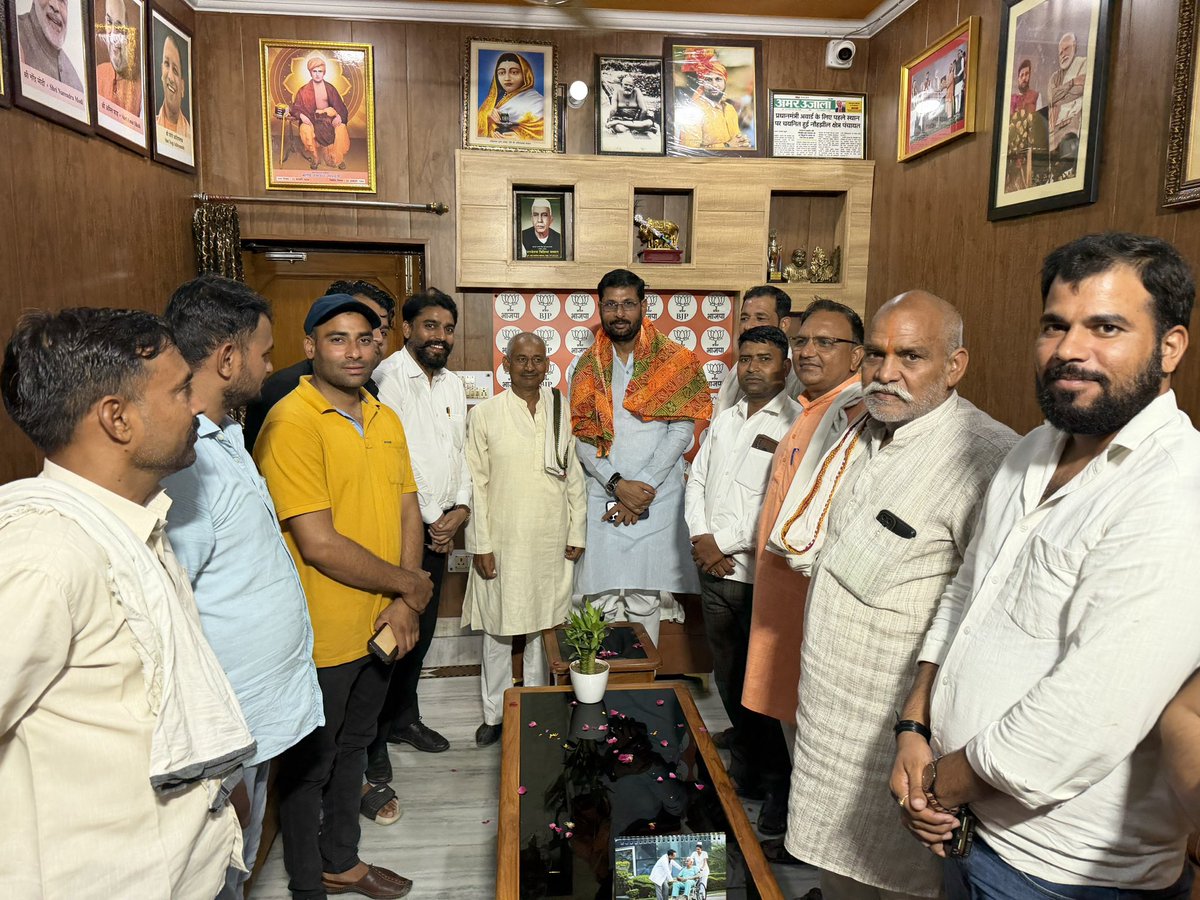 rajeshchbjp's tweet photo. आज प्रातः मथुरा आवास पर क्षेत्र से पधारे सम्मानित नागरिकों की समस्याएँ सुनकर उनके त्वरित एवं उचित समाधान हेतु संबंधित अधिकारियों को आवश्यक निर्देश दिए। साथ ही नई जिम्मेदारी पर बधाई एवं शुभकामनाएँ देने के लिए पधारे सभी सम्मानित साथियों, कार्यकर्ताओं एवं शुभचिंतकों का हृदय से आभार एवं धन्यवाद। आपका स्नेह, विश्वास और सहयोग ही मेरी सबसे बड़ी शक्ति है।
@BJP4UP