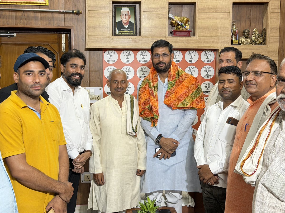 rajeshchbjp's tweet photo. आज प्रातः मथुरा आवास पर क्षेत्र से पधारे सम्मानित नागरिकों की समस्याएँ सुनकर उनके त्वरित एवं उचित समाधान हेतु संबंधित अधिकारियों को आवश्यक निर्देश दिए। साथ ही नई जिम्मेदारी पर बधाई एवं शुभकामनाएँ देने के लिए पधारे सभी सम्मानित साथियों, कार्यकर्ताओं एवं शुभचिंतकों का हृदय से आभार एवं धन्यवाद। आपका स्नेह, विश्वास और सहयोग ही मेरी सबसे बड़ी शक्ति है।
@BJP4UP