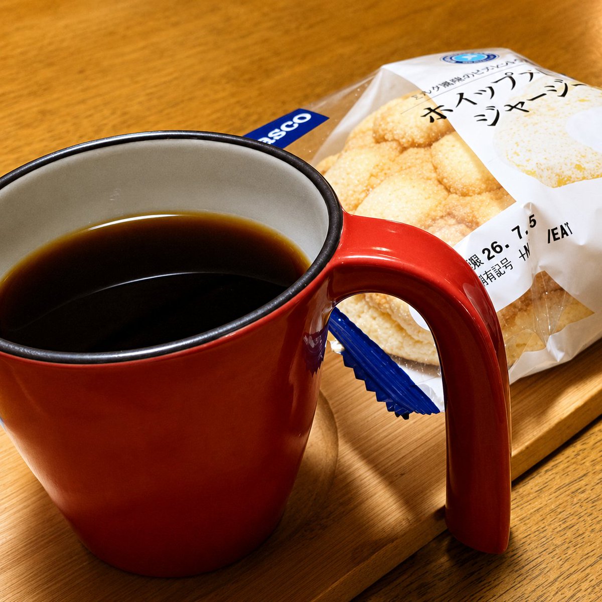 Semagumo's tweet photo. 本日の透析もDWの58.0kgで無事終了！

朝は晴れてましたが、帰りは曇っていて、あと1時間もすれば雨が降って来るようです。
透析中、右顎のズキンズキンが止まらず、今回も透析途中にロキソニンを服用。
何が原因か分からないのは辛いですが、週明けには再度歯科を受診しようと思ってます。

#昼食 #透析 #HAKATA #珈琲 #モカマタリ 
#ホイップメロンパン 
#NoWar 🇺🇦 🇵🇸 🇺🇸 🇮🇷
https://t.co/9yXTBi5T9C