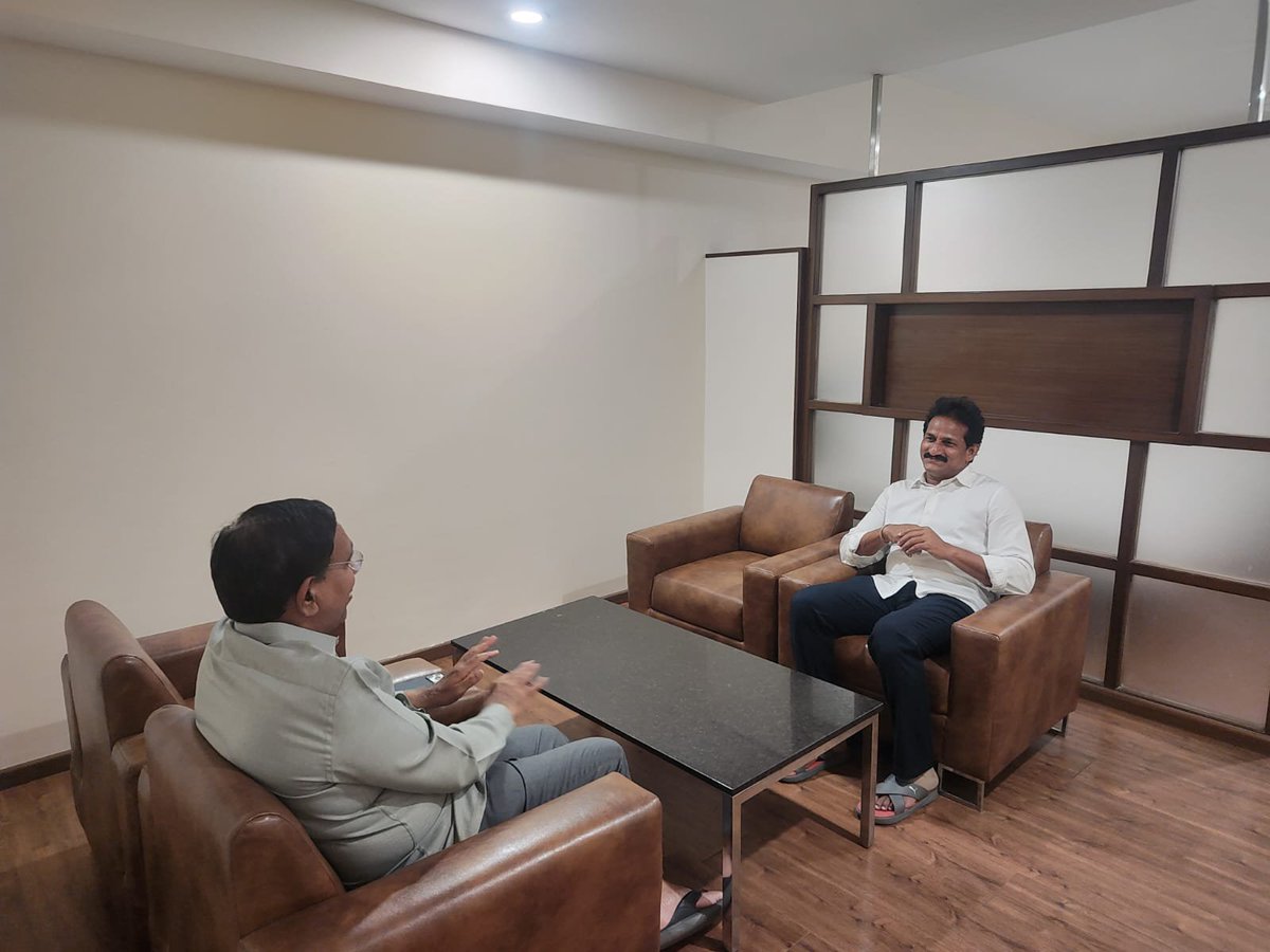 BNayakar_JSP's tweet photo. నెల్లూరు లోని మినర్వా గ్రాండ్ హోటల్‌లో మున్సిపల్ పట్టణాభివృద్ధి శాఖామాత్యులు శ్రీ పొంగూరు నారాయణ గారిని మర్యాదపూర్వకంగా కలిసి పలు అంశాలపై మాట్లాడుకోవడం జరిగింది.
@Dr_NarayanaP https://t.co/xJiHQwxrL6