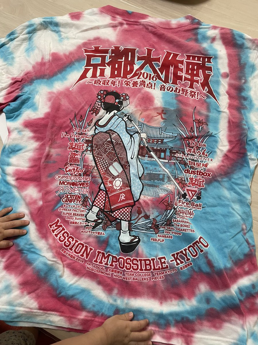 s60taka's tweet photo. 明日は京都大作戦かー！
妻と出会った太陽が丘☀️
あれから10年が経とうとしている！
プロポーズは5月5日に太陽が丘で💍
結婚記念日は10月10日⛪️
長女の誕生日は10月19日(テンイクで(goes on)
10-FEETありがとう😭
明日参戦される方は熱中症や怪我に気をつけて楽しんで下さい♪
#京都大作戦
#可愛い手手 https://t.co/nc13JLWosC