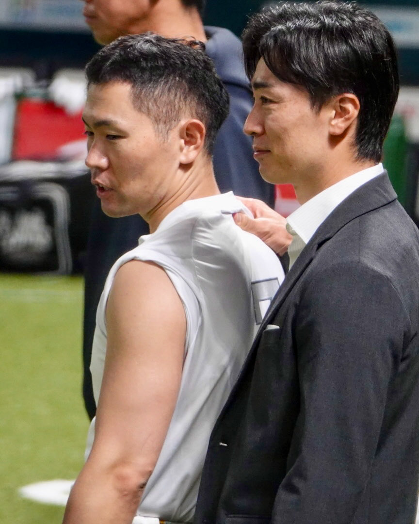 pine67apple's tweet photo. 後ろからそっと近づき、肩に手をやる和田さん

決意前のものだけど、和田さんの表情が優しくて

2026.05.22

#中村晃 https://t.co/Hc29unzLRB