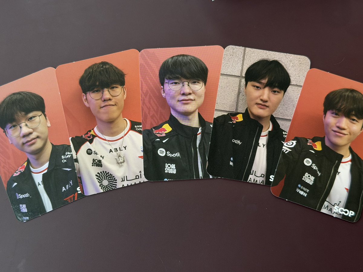 kedoooooni's tweet photo. Msi soop 부스
인증만 하면 팀 선택 가능하구 랜덤 아니고 다섯 명 다 줘요!
뒷면엔 손글씨랑 싸인도 있습니다
티원 부스보다 낫다…… https://t.co/Gjd0tA0tE7